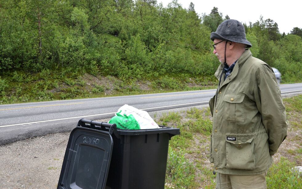 For andre gang på rad finner Kjell Edmund Johansen andres søppel i sin nylig tømte dunk ved E6. Foto: Sonja E. Andersen