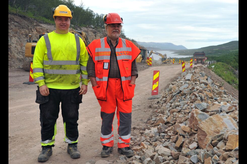 Rett nede i bakken til høyre for Jørn og Nicolaj Nielsen, ligger hjemmet til Jørn. Der har de begge sin base under byggeperioden i Tarmfjord.
 Foto: Erik Brenli
