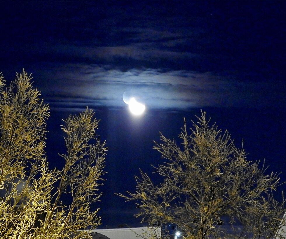 Månen skapte refleks av seg selv, og det kunne se ut som det var to måner på himmelen.
 Foto: Bernt Nilsen