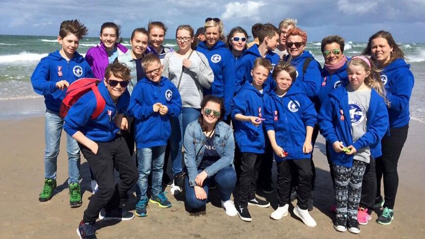 I tillegg til mye spilling, ble det også tid til sosiale aktiviteter og sightseeing. Her er gjengen fra Vestre Jakobselv ved Skagen, der Skagerrak og Kattegat møtes.
 Foto: Privat