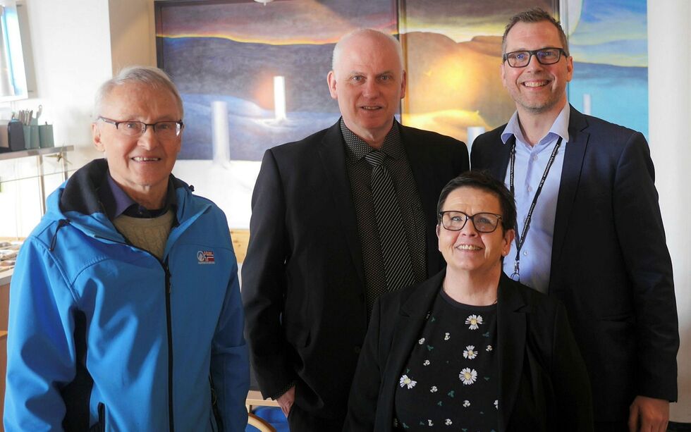 Her er nyrektoren og tre tidligere rektorer ved skolen samlet. Fra venstre Sigfred Andersen; som var rektor ved skolen fra 1974 til 2005. Han er også svigerfar til Geir Stian Høyen, da han er far til Sirin Høyen. Videre fra venstre John Arne Andersen, som var rektor fra 2005 til 2016, Eli Skille, som var rektor fra 2016 til 2021, og nytilsatt rektor Geir Stian Høyen.
 Foto: Geir Johansen