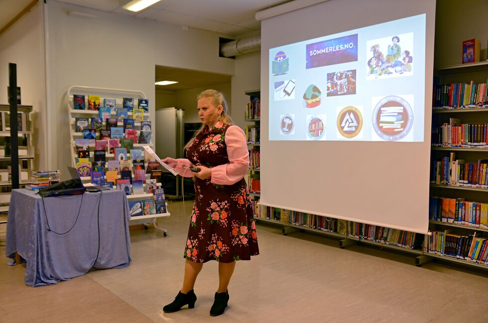 Med stor innlevelse presenterte bibliotekar Camilla Grøtta årets lesekampanje.
 Foto: Roger Albrigtsen
