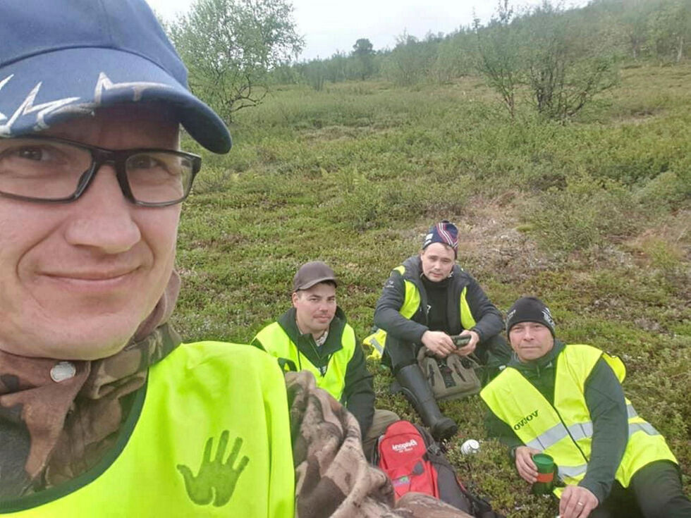 Her er Roy Evert Guttorm sammen med noen av de mange som deltok i letingen etter han onkel, Nils Kristian Guttorm i fjor høst. Nå er han lettet over at han er funnet.
 Foto: Roy Evert Guttorm