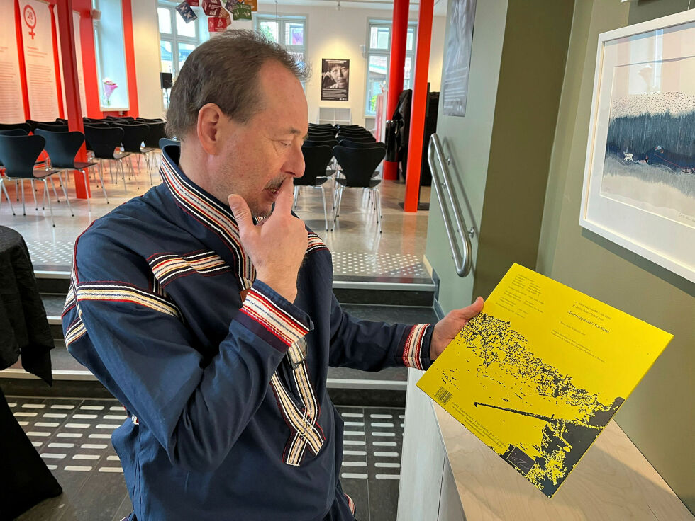 Johan Sara jr. utga i 2023 albumet «Mearrasápmelaš», som han selv laget  co­ve­ret til. Nå kommer tredje album i sjøsamejoik-trilogien, «Guollemáddu».
 Foto: Elin M. Wersland