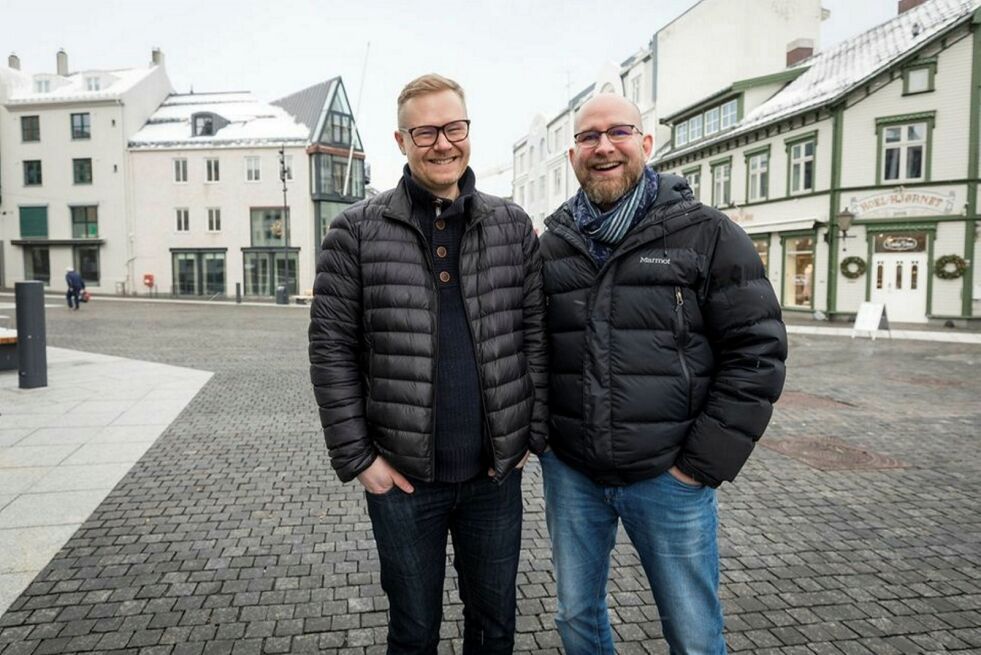 Morten I. Jensen (til høyre) og Lars Richard Olsen gleder seg stort til satsingen på ny avis i Harstad. De blir henholdvis ansvarlig redaktør og nyhetsredaktør. (Foto: Øivind Arvola)