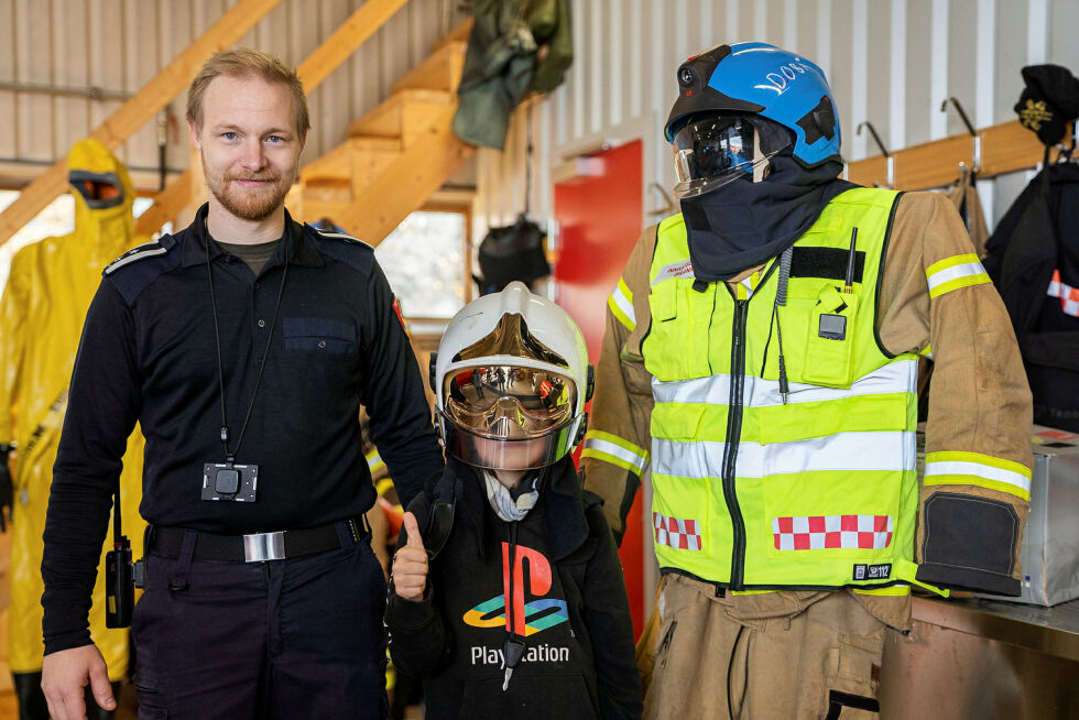 Aslak Jonne Sarre sam­men med en av de be­søk­en­de som fikk prøve litt ut­styr.
 Foto: Therese Norman Andersen