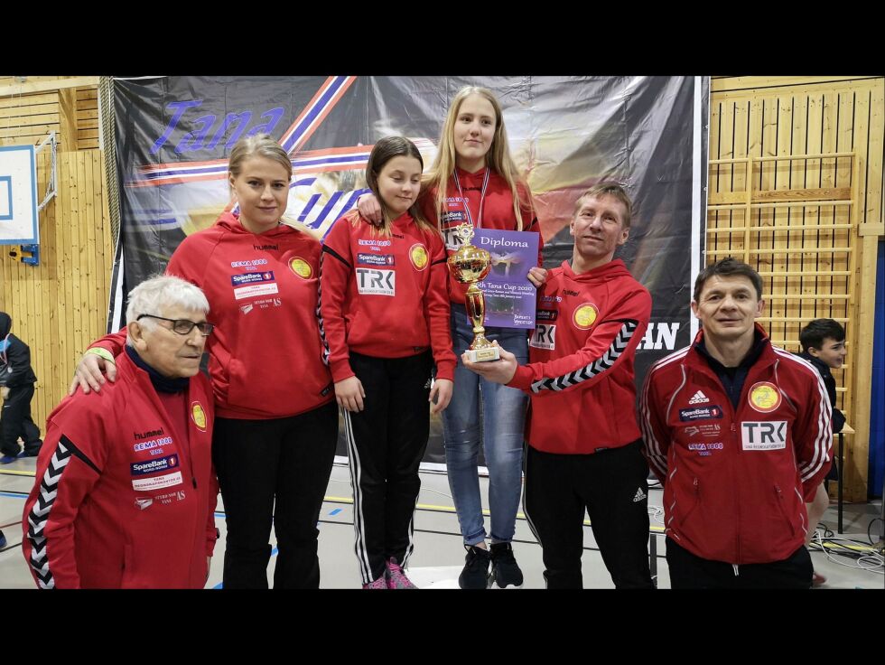 Jan R. Johansen, Signe Marie Fidje Store, Sara M. Porsanger Anti, Tirill Bønå, Ulf Børre og Frode Gundersen, alle BK Tana, var sentrale både på og utenfor brytematta under lørdagens Tana Cup.
Foto: Privat