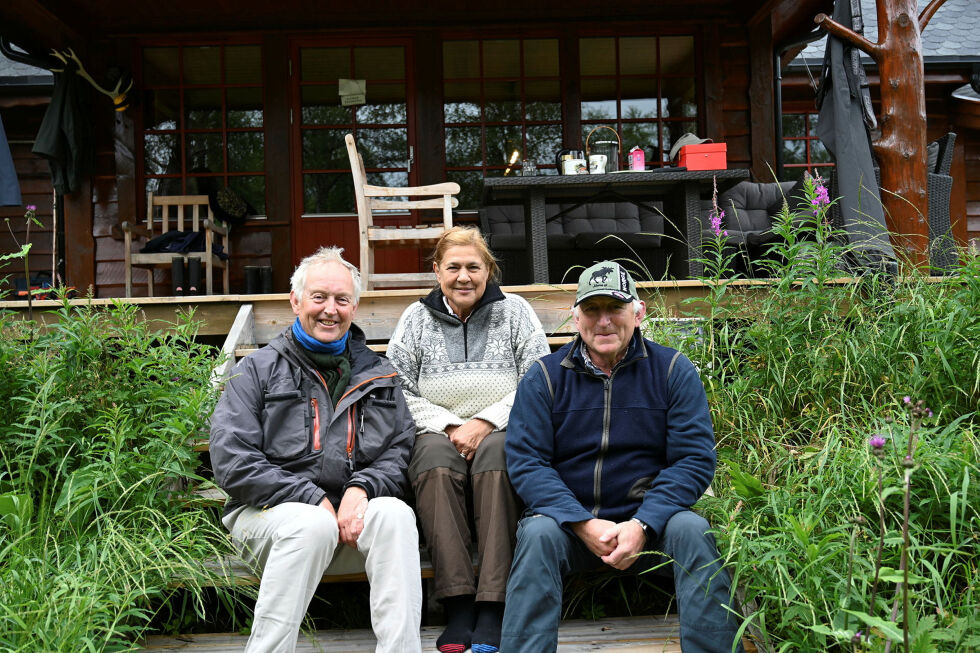 Hugo, Sio og Luke Axel-Berg i trappen utenfor lodgen, hvor de nå tilbringer sin syttende sommer.
 Foto: Sara Olaussen Stensvold