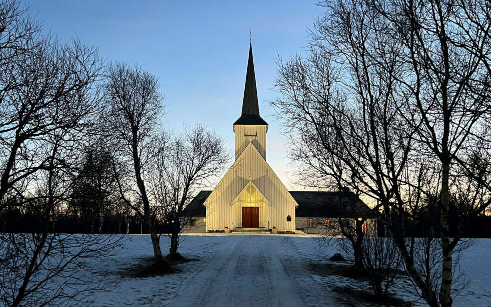 Under branntilsyn i kirken i Lakselv ble det avdekket to avvik og en anmerkning.
 Foto: Sara Olaussen Stensvold