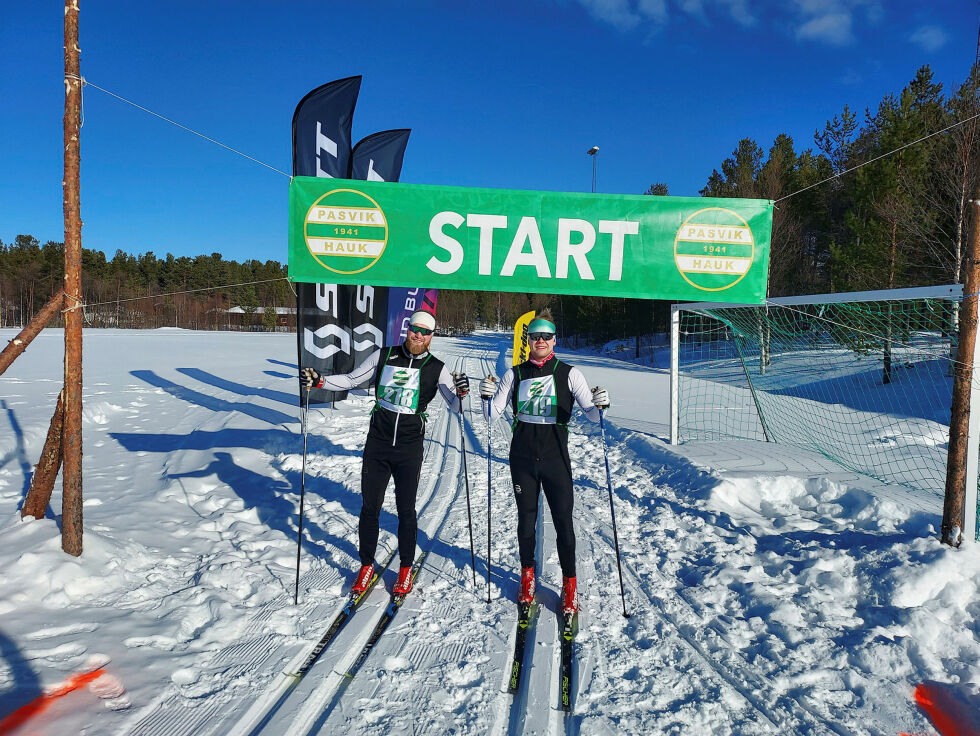 Startnummer 218 Martin Kåsbøl og start nr 219 Simen Hamborg Amundsen, ble trukket ut som vinnere av hver sin av kniv med inngravering «Pasvikrennet 60 år 2023».
 Foto: Privat