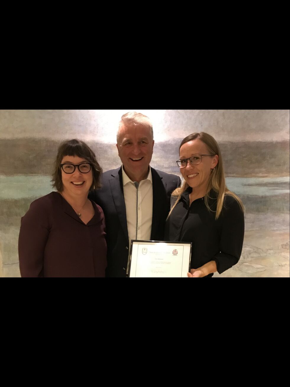 Anne F. Smeland (til venstre) og Kristin Soini fra Tana BK kunne stolt motta kvalitetsklubb-prisen under konferansen i Tromsø sist helg. Her er de sammen med Paul Erling Andersen fra Finnmark fotballkrets.
 Foto: Troms FK