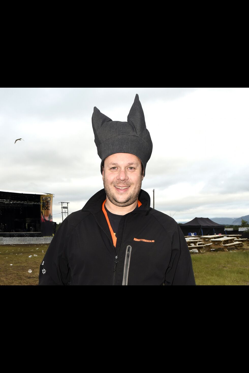 Midnattsrockens festivalsjef Jon Arne Pettersen smiler bredt etter årets første festivaldag.
 Foto: Sigurd Schanke