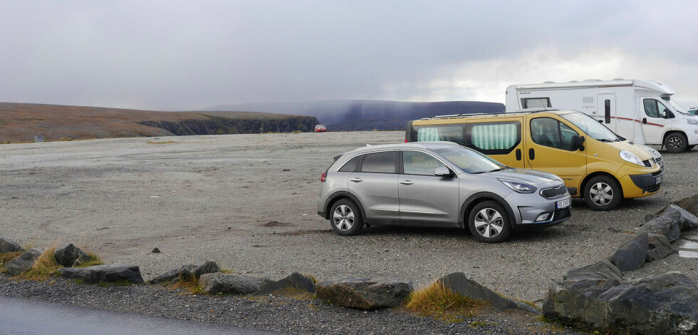 Olsen vil blant annet vite om ordføreren mener at innbyggere i Nordkapp fortsatt skal kunne parkere gratis på platået.
 Foto: Geir Johansen