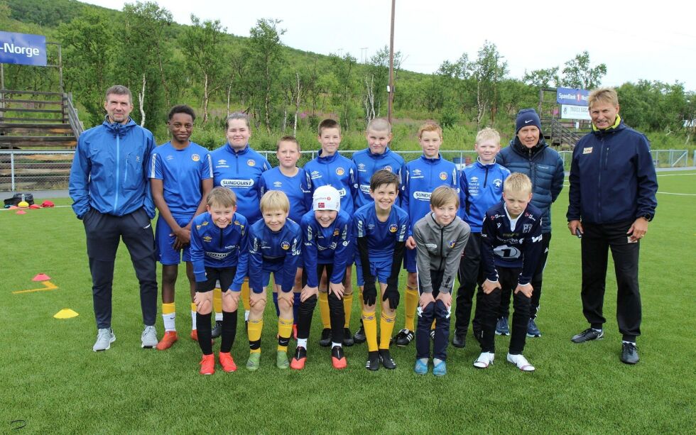 Tre dagers fotballsamling ventet BIL-spillerne sammen med lagets trener Dag Helmer Mathisen, støtteapparat Pål Harald Hansen (bak til venstre), og Tika Taka-trener Rune Mikkelsen (bak til høyre).
 Foto: Torbjørn Ittelin