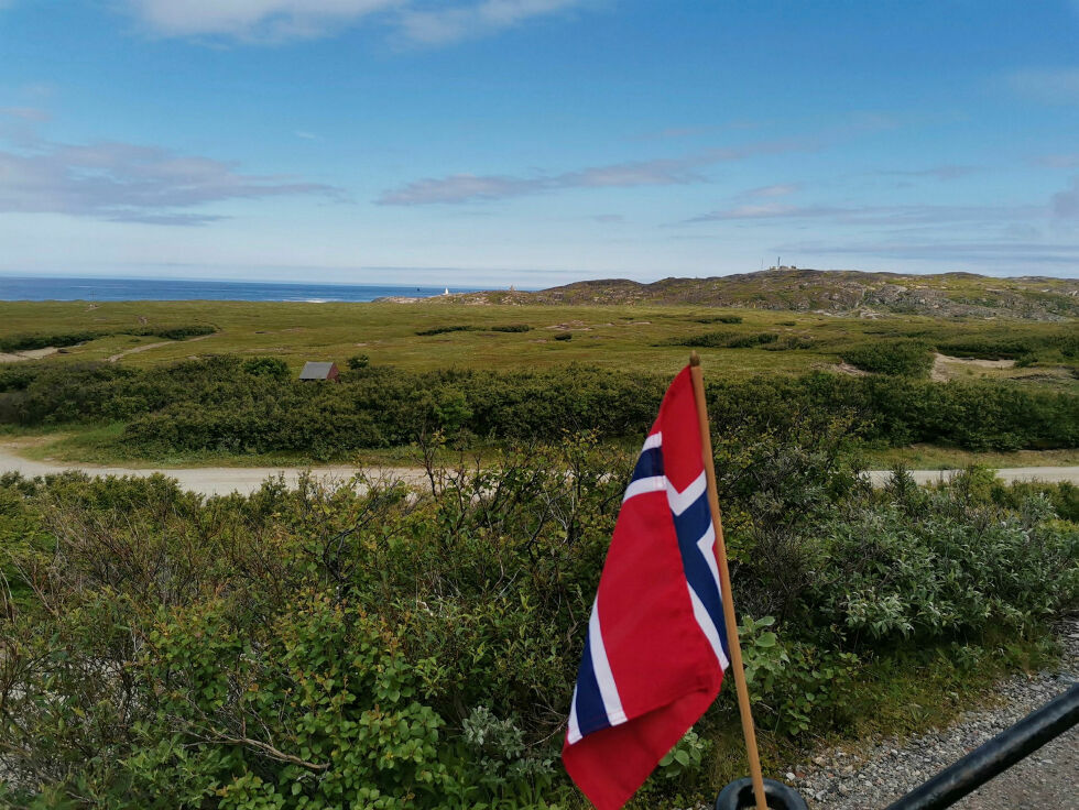 150-års­da­gen for kon­ge­be­søket ble mar­kert med flagg, for øvrig ble det for­bi­gått i stillhet. Bak i bil­det ser vi litt av en russ­isk mi­li­tær­leir.
 Foto: Liv Kyrkjebø
