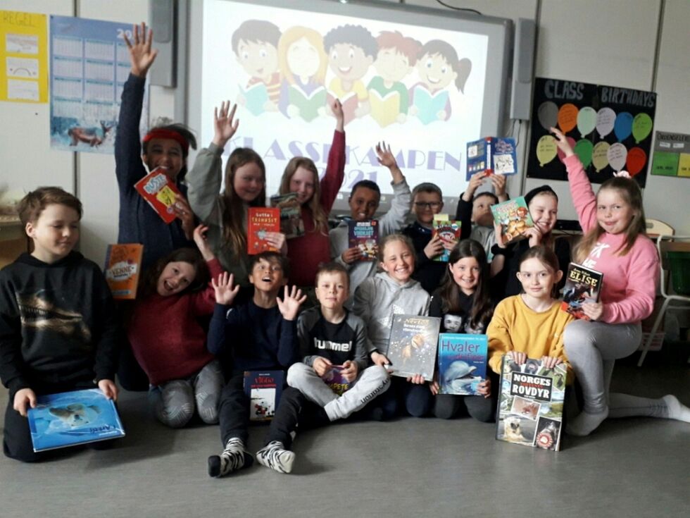 Klasse 4A på Lakselv barneskole vant Lesehesten 2021.
Bak fra venstre: Michaela Forfang Onuoha, Madelen Ratama, Kristin Sørstrøm Olsen, Abdirahin Abdilaahi Hassan, Mika Gaup Mathisen, Matias Eriksen, Mari Lovise Bergsrønning.
Foran fra venstre: Lev Rodionov, Andrea Hansen, Kean Akselsen, Julian Valstad, Stiina Ekhorn, Alma Elise Kristiansen, Mille Länsman og Ingrid Walsøe.
Emil Andersen var ikke til stede da bildet ble tatt. Foto: Veronika Josefsen