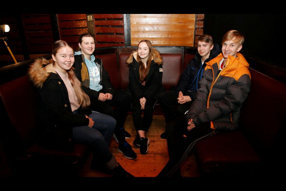 Karasjokungdommen arbeider med oppussing og oppstart av ungdomsklubb i bygda, fra venstre ser vi Stine Lise Nordsletta Somby (15), Dirk Halbertsma (15), Julia Somby (16), Ánte Mellet Javo (15) og Per Erik Guttorm. . Foto: June Helén Bjørnback