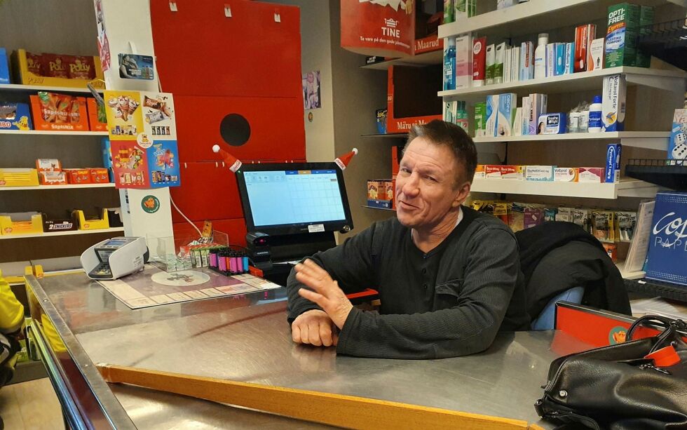 Lørdag var det ettårsjubileum for Krystallen Lokal Handel og Jens Vidar Helander er fornøyd med året som har gått. – Folk er flinke til å støtte opp, sier han.
 Foto: Tom Hardy