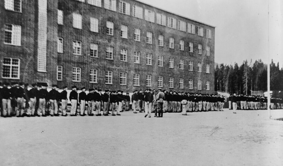 Oppstilte fanger ved Grini fangeleir fotografert mellom 1941 og 1943. FOTO: UKJENT FOTOGRAF. WIKIMEDIA COMMONS