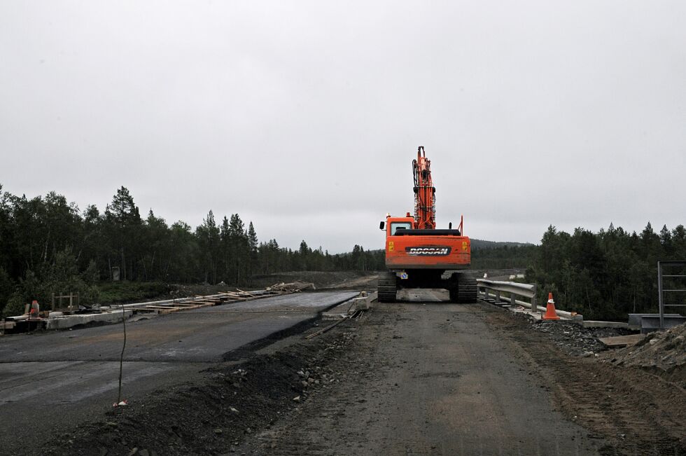 Russerne har starta asfalteringa av E 105 frem til Storskog, noe bilistene vil sette pris på.
 Foto: Hallgeir Henriksen