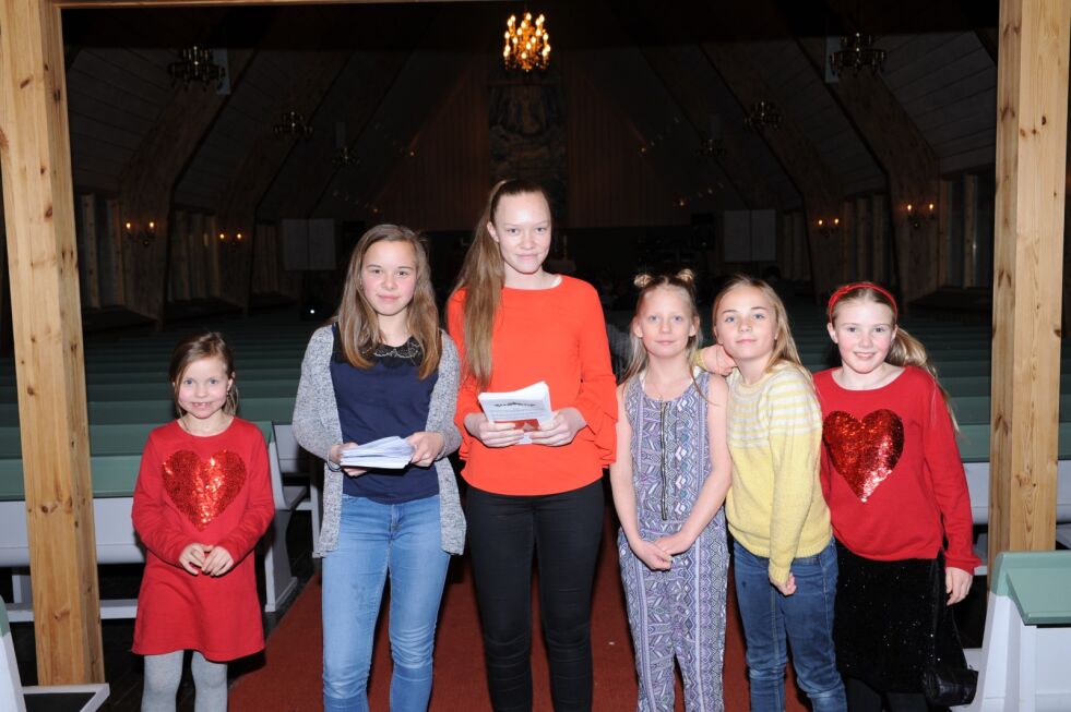 Carina Kåven (7 år) Sarah Mikalsen Guttorm (12 år), Tuva Rasmussen (13 år), Gulla Linnea Lebesbye-Isaksen (9 år), Caja Mikalsen(10 år) og Aurora Andersen (8 år) hadde gledet seg lenge til å vise både familie og venner hva det er de har øvd på så lenge.
 Foto: Hannah Persen