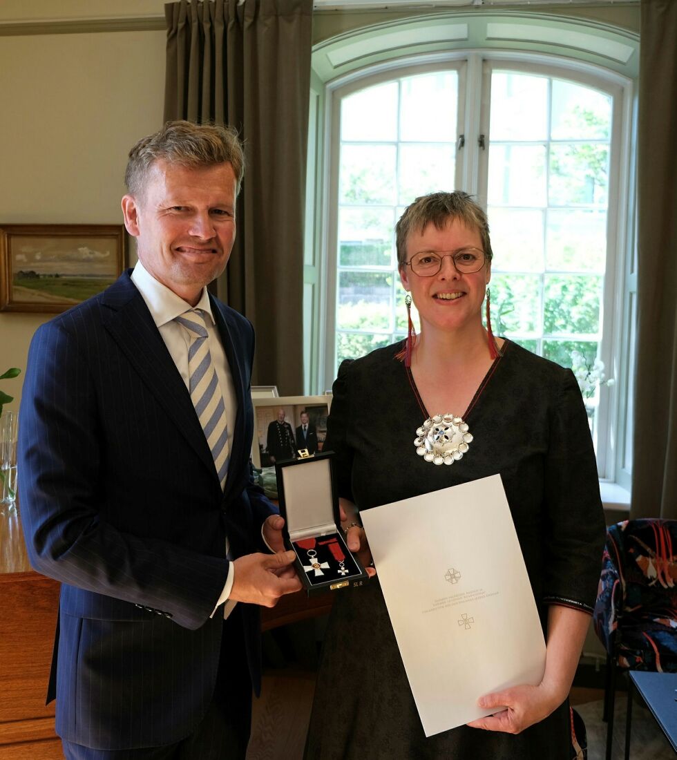 Her har Gunn Britt Ret­ter fått den finske lø­ves or­den av Fin­lands am­bas­sa­dør til Nor­ge, Mi­ka­el An­tell.
 Foto: Den finske ambassade i Norge