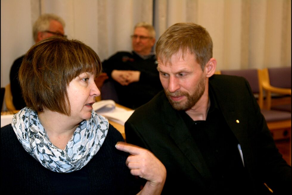 Jo Inge Hesjevik (t.h) fikk med seg partikollega Lisa Svenning og et samlet fylkesting på å granske Barentssekreteriatet.
 Foto: Bjørn Hildonen