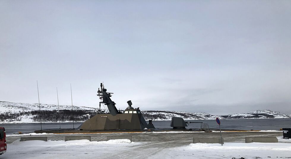 Storm lå ideelt til for enkel landgang da Ságat nylig kjørte forbi Tømmerstølkaia i Kirkenes.
 Foto: Halllgeir Henriksen