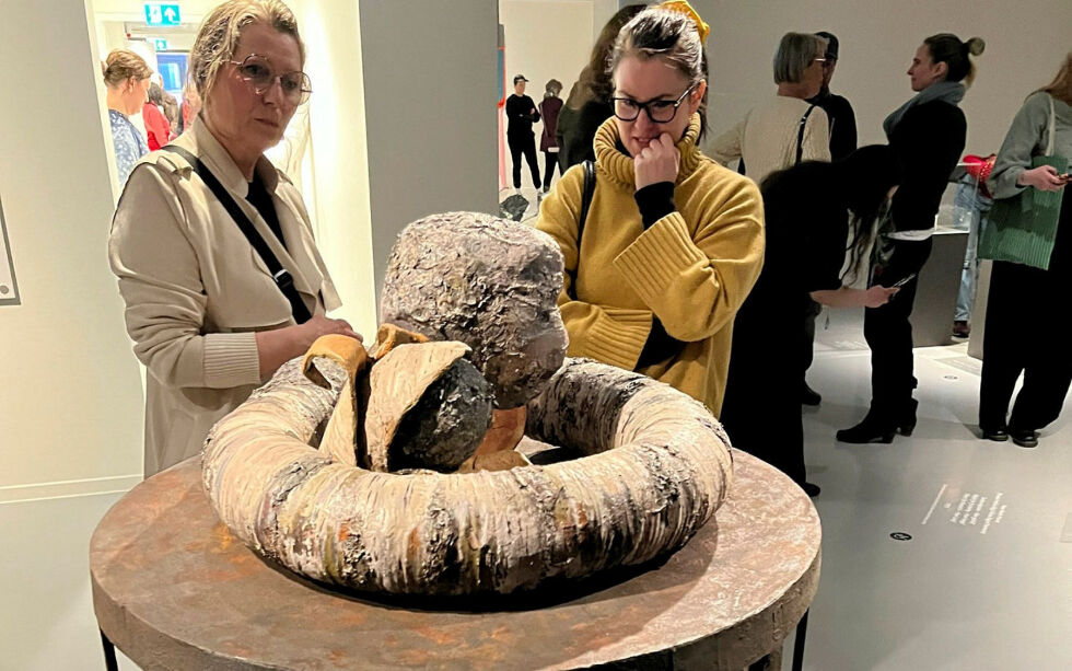 Mange betraktet Annelise Josefsens verk under åpningen av Gába.
 Foto: Elin M. Wersland