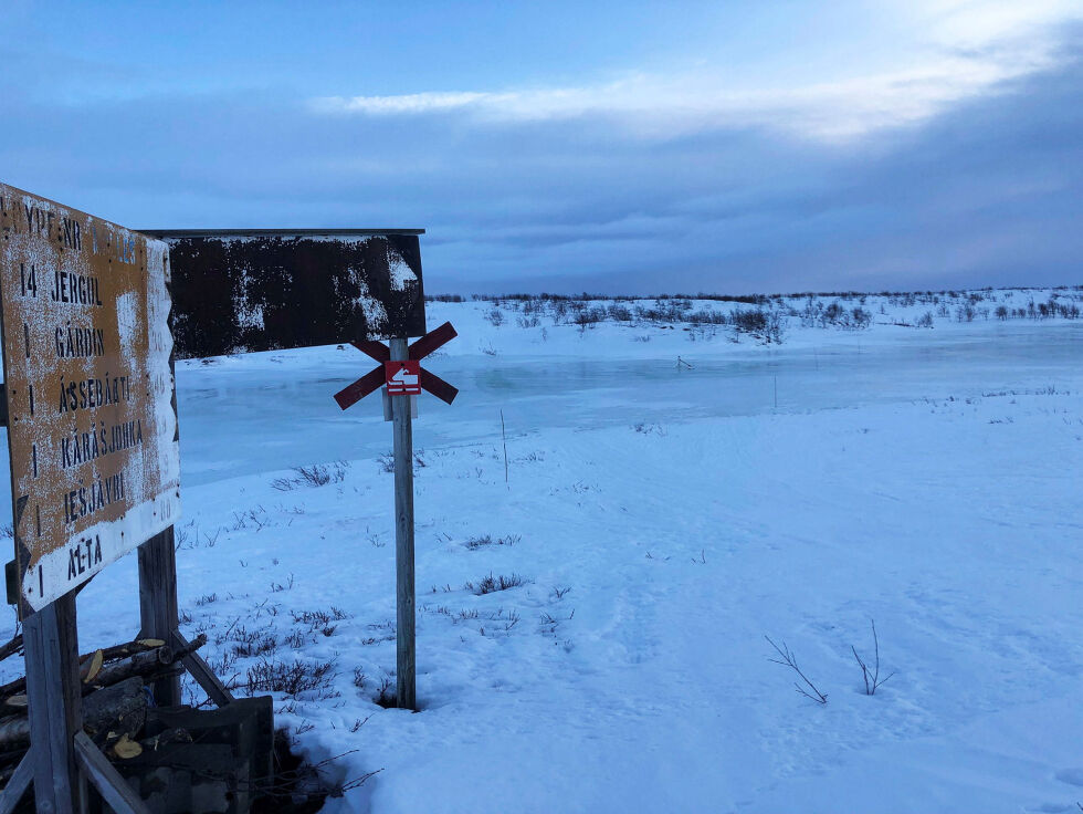Ingenting blir foreløpig gjort med dette tidvis farlige krysningsstedet på Iešjohka like ved Mollišjohk fjellstue. Løypa er befart av kommunen, og foreløpig funnet trygg etter at isen har frosset til igjen.
 Foto: Stein Torger Svala
