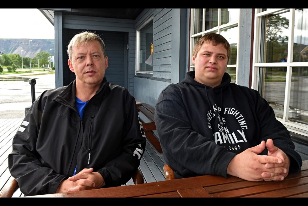 Både tidligere vaktsjef, Per-Gunnar Daleng, og nåværende vaktsjef Ingar Jonas på Porsanger Vertshus i Lakselv er forbannet på politiet. De forstår at de ansatte ikke føler seg trygge når politiet ikke rykker ut til voldsepisoder på utestedet i Lakselv.
 Foto: Marius Thorsen