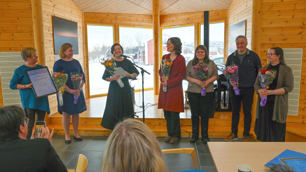Vinnerne av årets språkpris: Karin Larsen, Pirjo Paavalniemi, Anna-Kaisa Schultz Räisänen, Merethe Eidstø, Aili Eriksen, Reidulf Høybakken og Riinakaisa Laitila.
 Foto: Irmelin Klemetzen