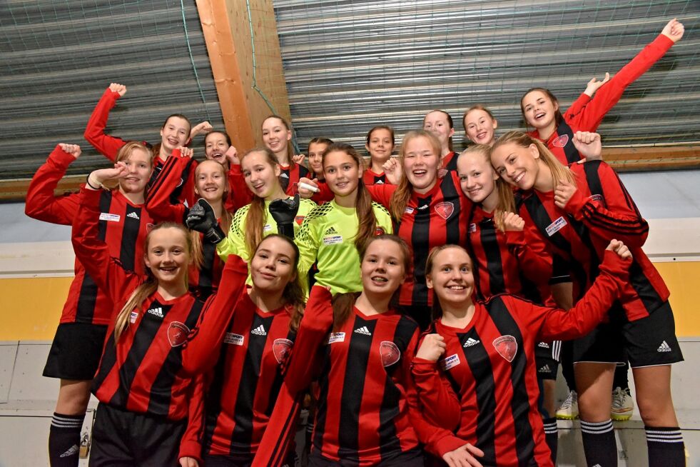 Forrige helg sikret PILS småjenter seg kretsmesterskapet i fotball. Nylig ble det også klart at man får en flerårig avtale om å arrangere revyfesten i Storhallen som dermed sikrer finansieringen av Norway Cup-deltagelsen.
 Foto: Bjørn Arne Johansen
