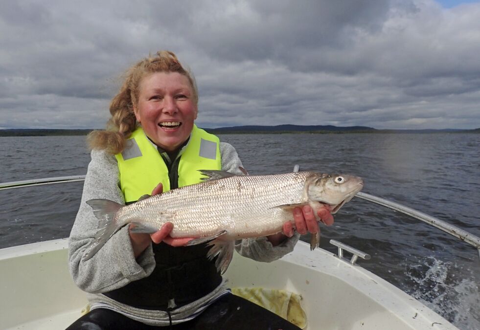 Valentina Kuuva er strålende fornøyd med dagens fiskefangst i Ruskevann (Rutsijärvi). Ofte tas storsik på over 2 kilo.
 Foto: Yngve Beddari