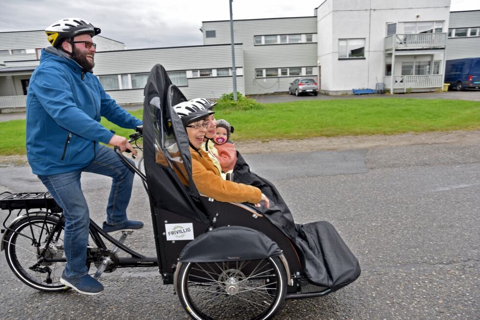 Det var ingen tvil om at Magda Sigrid Viktoria Olsen syntes dette var strålende. – Jeg håper ikke dette er første og siste gang jeg får være med på dette, sier hun gledesstrålende når sektorsjef for helse, Jon Nikolaisen svinger henne rundt plassen ved Helsetun i Lakselv.
 Foto: Henriette Lille