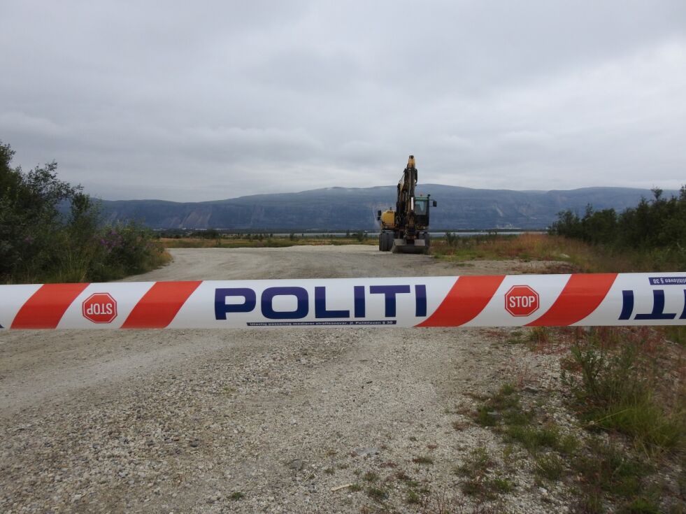 Politiet har sperret av festivalområdet på Brennelvneset ved Lakselv. De vil også sperre veien inntil bomben er detonert.
 Foto: Hannah Persen