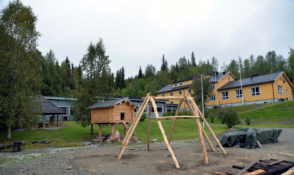 Åarjelsaemien Vierhtiesåafoe/Sørsamisk Kunnskapspark. Det gule bygget er internatet og det grønne som skimtes til venstre er skolebygget.
 Foto: Steinar Solaas