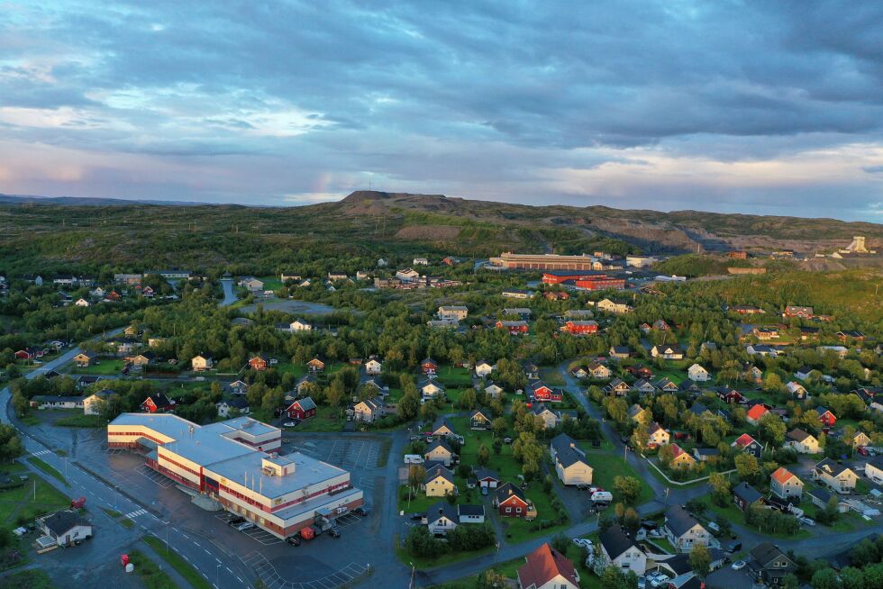 Her ser en Prix nede i venstre hjørne mens Sydvaranger og anleggsmaskinskolen er fra midten og til høyre litt bak i bildet.
 Foto: Bjørn Karlsen