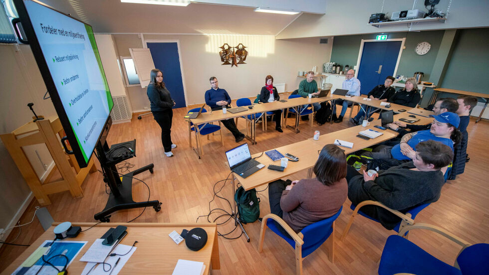 Under seminaret fortalte Ingrid-Elise A. Sandvik (til venstre) om forskjellene mellom de ulike miljøsertifiseringene som bedrifter kan oppnå.
 Foto: Cecilie Bergan Stuedal