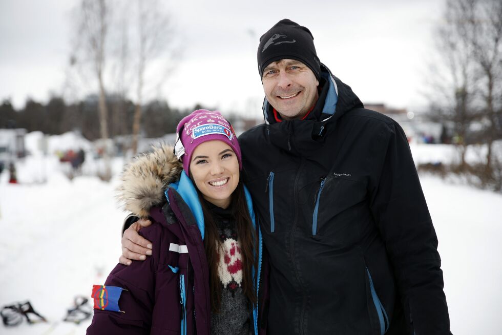Silje Máret Somby og Børge Johansen holder begge til i Karasjok. De er konkurrenter, men stemningen er god. Det er Børges fortjeneste at Silje Máret bestemte seg for å begynne med hundekjøring, noe hun virker å være takknemlig for.
 Foto: June Helén Bjørnback