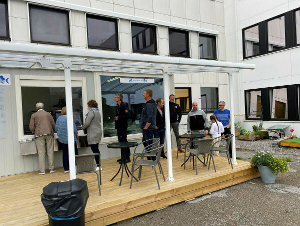 Kø da Kenth åpna fiskebutikken