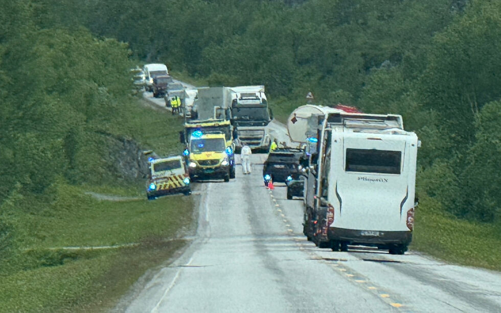 Tragisk dødsulykke i Repparfjorddalen. E6 var stengt, men trafikken slapp forbi mandag rett før klokka 21.45.
 Foto: Privat