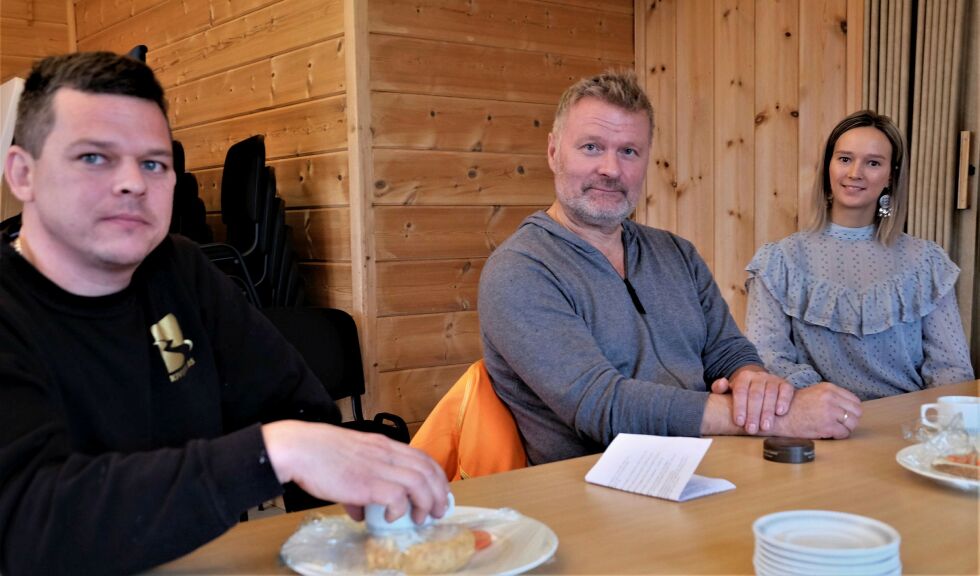 Steffen Mathiassen (til venstre), Kjell Bjarne Mietinen og Marit Inga Smuk fikk anledning til å gi Sp-lederen en orientering om utfordringer de opplever til daglig.  FOTO: BJØRN HILDONEN