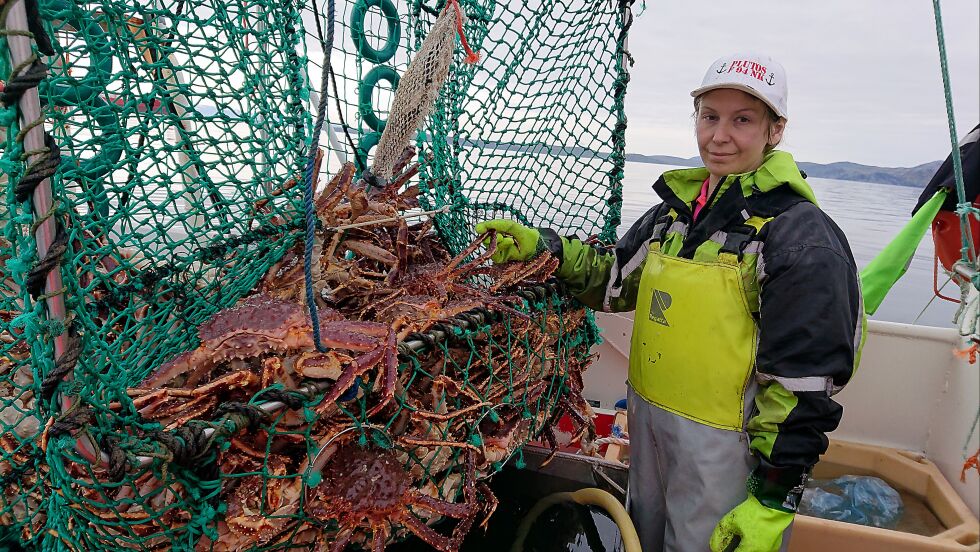 Bjørg S. Pettersen er en av de som for tiden fisker kongekrabbe på Porsangerfjorden. Som fisker får hun utbetalt 200 kroner for hvert kilo krabbe som hun leverer.
 Foto: Privat