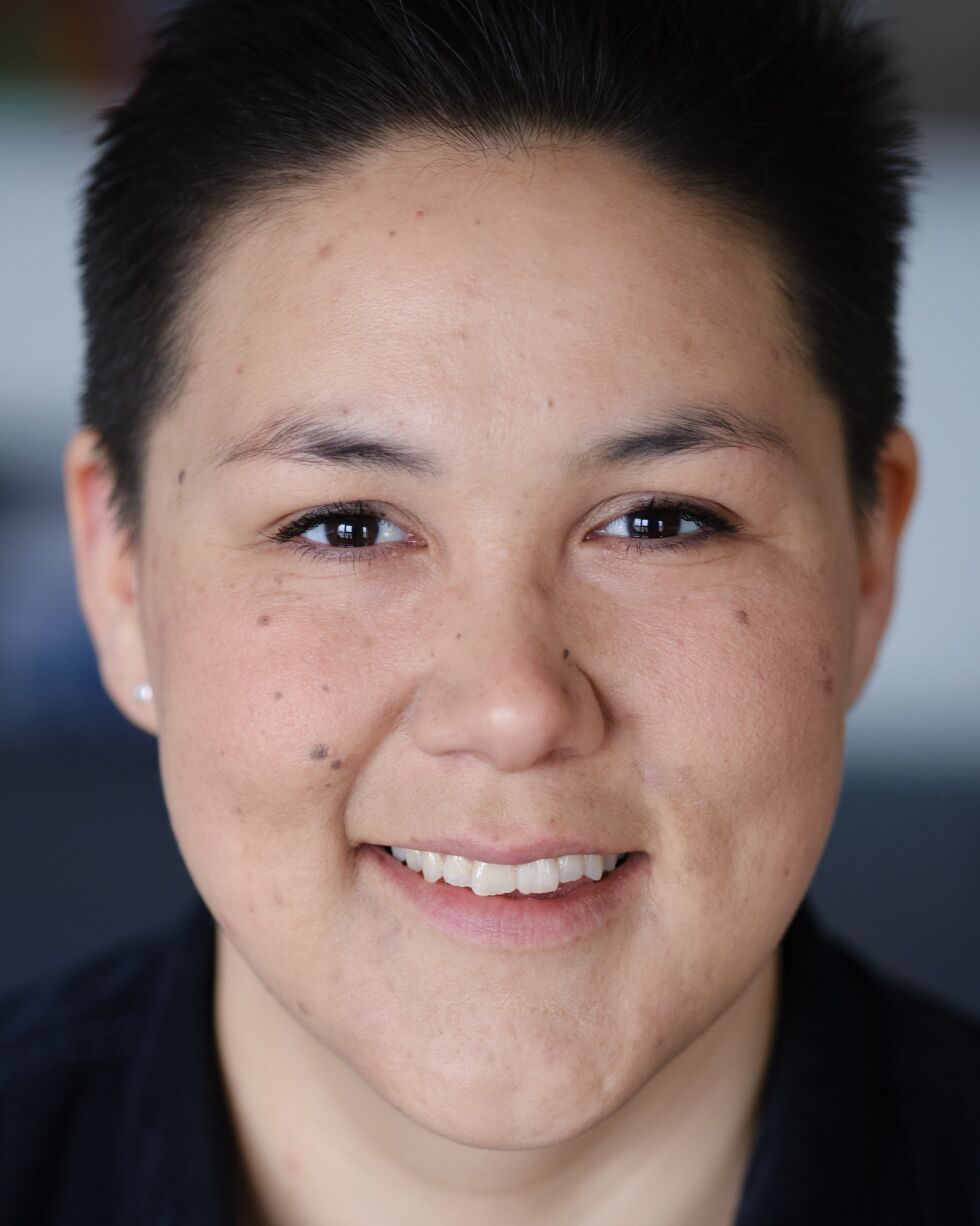 31-årige Niviaq Korneliussen er den før­ste for­fat­te­ren fra Kalaallit Nunaat, også kjent som Grøn­land, som har vun­net Nord­isk råds lit­te­ra­tur­pris. Det er imid­ler­tid ikke før­ste gang at Korneliussen har kun­net stik­ke av med sei­e­ren. Den unge for­fat­ter­ens de­but­ro­man «Homo Sapienne» ble no­mi­nert til den pre­sti­sje­fyl­te pris­en al­le­re­de i 2014.
 Foto: Angu Motzfeldt