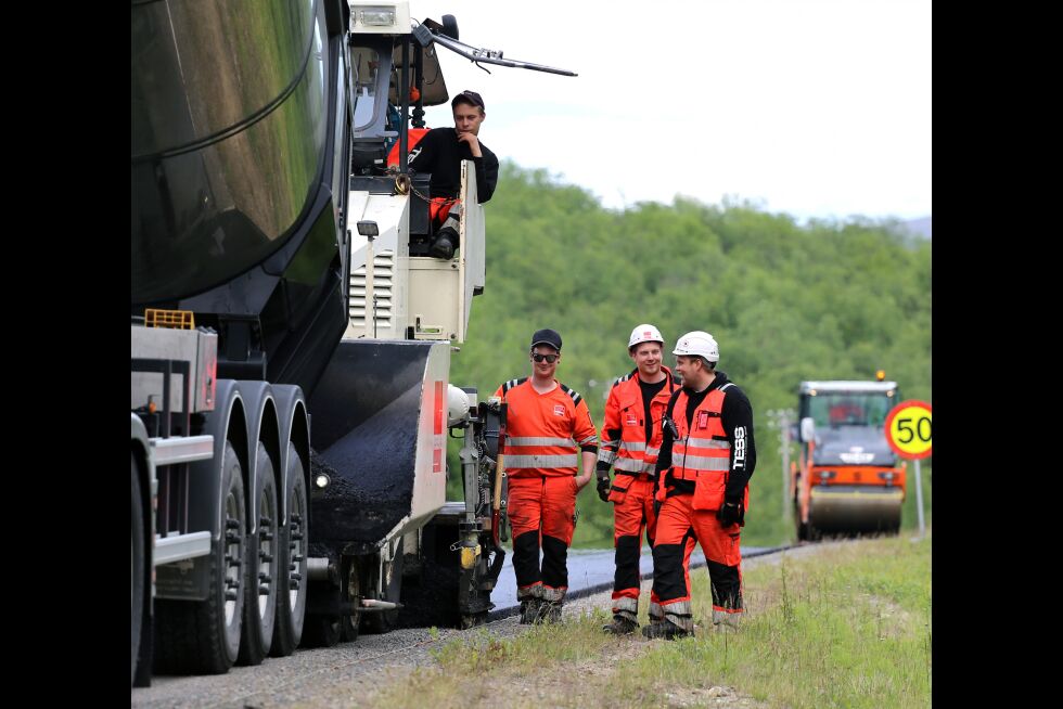 Her er asfaltgjengen i Sirbmá og legger på nytt dekke noen kilometer.
 Foto: Jon Arne Persen