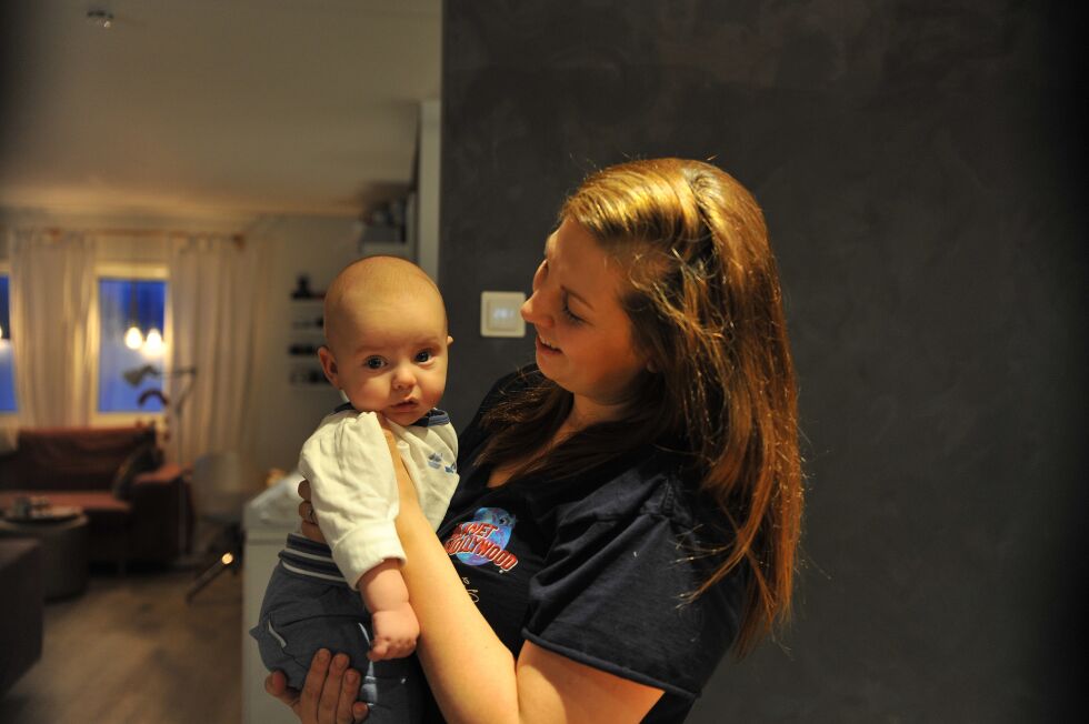 Iris Egilsdatter Somby har vært både sint, lei seg og frustrert i møtet med NAV. Her i et fint øyeblikk med sønnen Ravn Iver Andreas som har våknet fra en formiddagslur.
 Foto: Erik Brenli