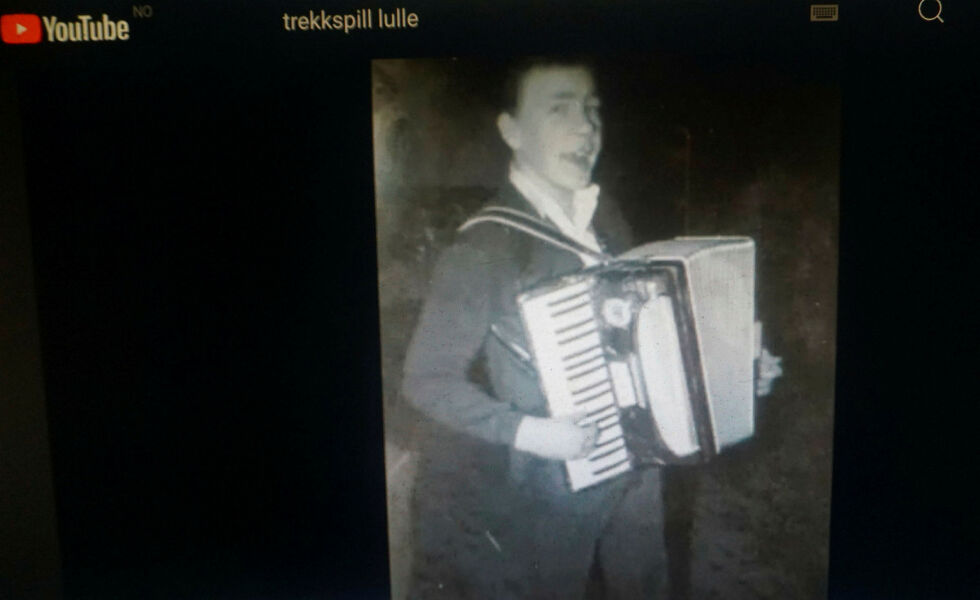 Flere av sangene som «Lulle» spilte på trekkspill i Gjesvær i 1977 kan nå høres på YouTube. Bildet viser en ung «Lulle» med trekkspillet sitt.
 Foto: Geir Johansen
