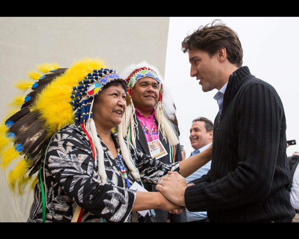 Statsminister i Canada Justin Trudeau møter representanter for landets urbefolkning.
 Foto: Adam Scotti/Justin Trudeaus offisielle facebookside