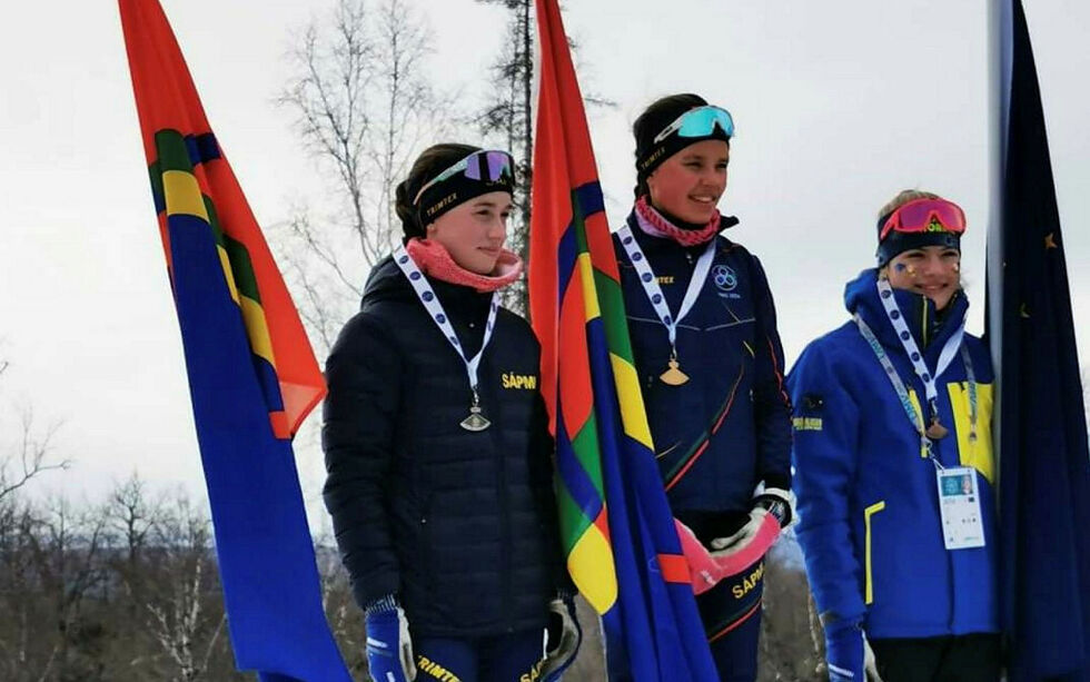 Evelina Påve og Freja Partapuoli sørget for dobbelt Sápmi på toppen av seierspallen i jentenes 16-årsklasse under åpningsdistansen for langrennsløperne. Nummer tre ble Alise Elliot fra Alaska.
 Foto: Team Sápmi